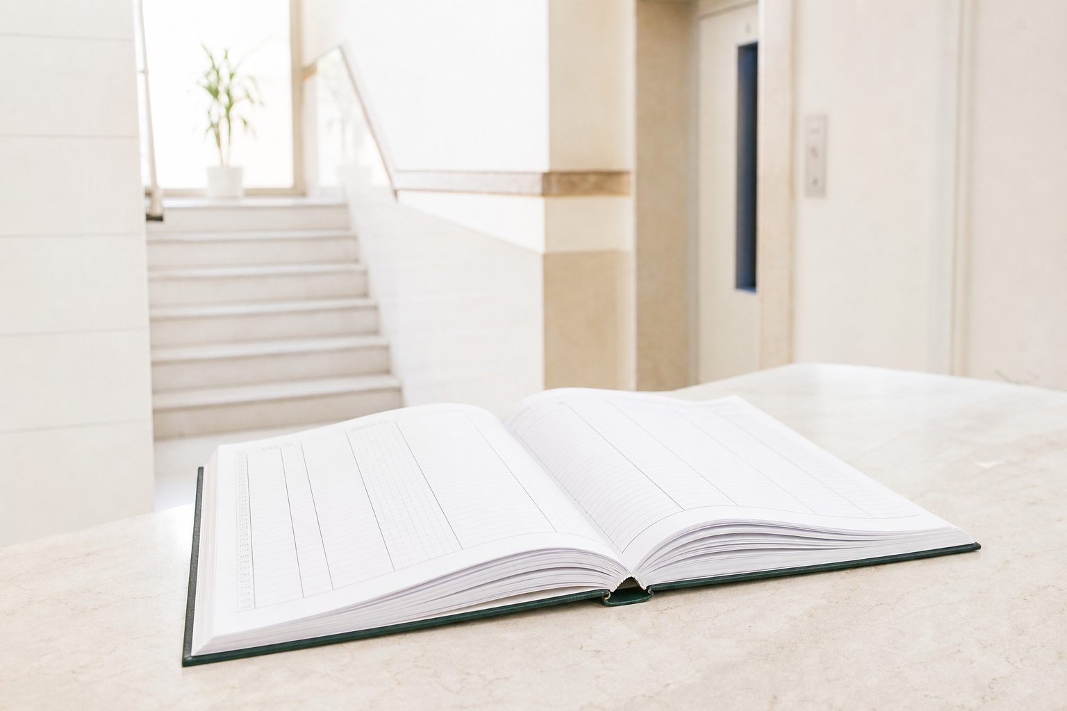 Una donna cammina lungo un edificio tenendo un libro aperto tra le mani.
